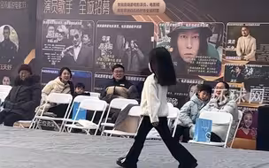 小女孩走T台，网友：出场惊艳，回来惊人