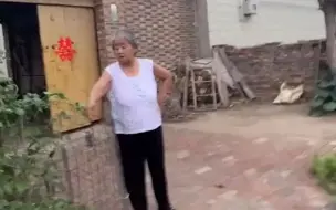 孙子看望奶奶 为她清理手机垃圾后离开 奶奶恋恋不舍悄悄跟随