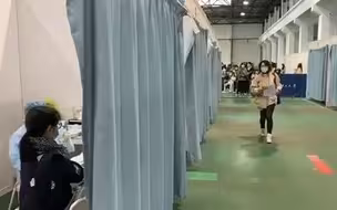 服务真周到！这所大学新冠疫苗接种设男女专区还挂起了帘子
