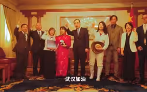 “穿旗袍鞠躬女孩”来到中国驻日使馆，大使题字：万里尚为邻