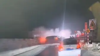 辽宁葫芦岛一轿车冲撞铁路道口 未与被道口监护员及时拦停火车刮碰