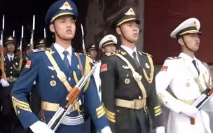 祖国不会忘记！国旗护卫队唱着歌返回营地 歌声震撼人心