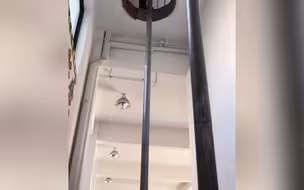幼儿园萌娃参观消防队 看消防员叔叔从天而降 满眼崇拜秒变捧场王