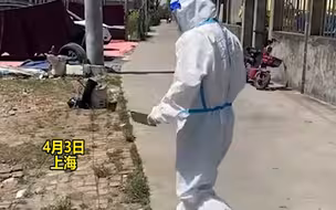 “大白”下乡做核酸，老人想吃莴笋大白抄起菜刀：架势不会输