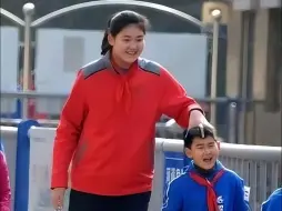 这名场面火到国外！张子宇回应手抓小孩：同班同学，一直是好朋友