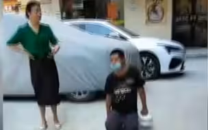 男子打包霸王餐被发现后下跪博取同情，店家无奈最终让其提餐离开