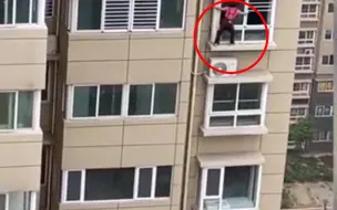 河南一女子20层楼外擦玻璃，拍摄者：看着腿软