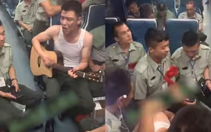 退伍老兵在车厢里弹着吉他唱着歌 全体大合唱歌声嘹亮让人感动
