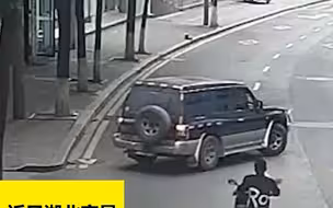 摩托车不慎追尾运钞车，双方下车后都很紧张：一个怕枪，一个怕抢