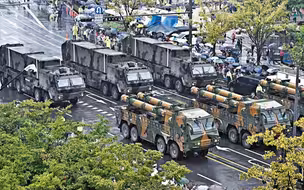 “怪兽导弹”亮相 韩国在阅兵式中首次展示“秘密武器”