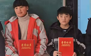 小朋友捡手机交民警被奖励练习册 获得奖励后笑容渐渐消失