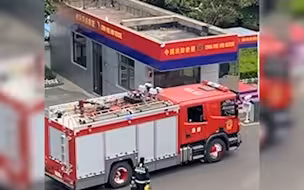 消防员休假赶上出警果断登车却被赶了下去 队长：“陪咱妈过生日去”