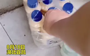 男子行动不便人行道上休息，店主暖心送水知晓要去买口罩再送上口罩！