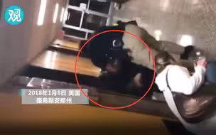 美国：女教师当众质疑给领导加薪 被警察铐上警车