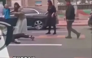 惊险！婚车突然加速，摄像师被甩出后备箱…