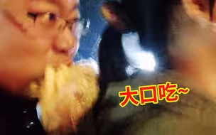 爸爸主动请求接女儿放学，女儿用零花钱给爸爸买铁板烧！网友：靠女儿吃香喝辣~