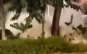 现场！广东惠州一路口水管突爆裂：路面成河车辆穿行如行船