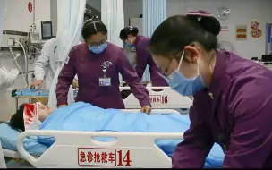 一面是母亲，一面是护士；一边是家人，一边是患者…