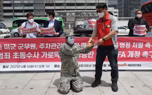 驻韩美军绊摔韩国老大爷：被抓后没受惩罚 民众气炸闹到大使馆