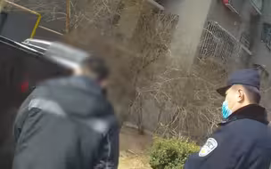 快递车内传出孩子阵阵啼哭吓得路人报警 背后原因让人心酸