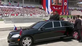 金正恩在平壤为普京举行欢迎仪式 结束后两人同乘“敞篷车”离开