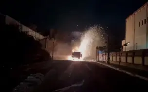 台湾一铺路机作业时突然起火：现场迸出大量火花，驾驶员受困殒命