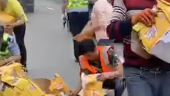 货车侧翻 货物撒满地 警民联合快速消除安全隐患