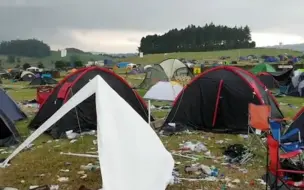 英国雷丁音乐节后垃圾遍地 6万顶帐篷被丢在现场
