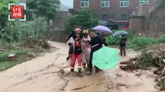 暴雨积水致2人被困窑洞 河南巩义消防部门紧急救援