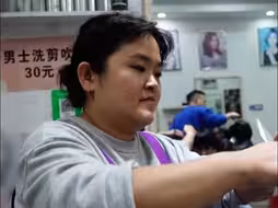三天涨粉百万！“听得懂话”发型师晓华走红，店门口道路被连夜翻新