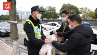 商家给民警送爱心餐“雨夜里看到他们坚守，很想做点什么”