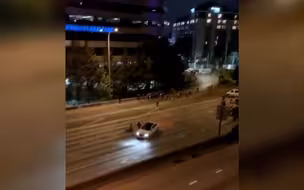 美国西雅图两名抗议者高速路上被撞飞 1死1重伤