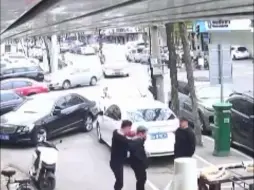 沈阳一男子持刀伤人被抓，警方通报：因费用结算，与商家发生纠纷