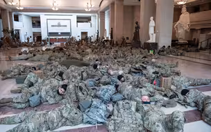 美国数千国民警卫队士兵在国会大厦内席地而睡，彻夜警戒