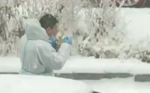 吉林通化志愿者冒风雪在户外吃泡面，“大白”们有坐有站身影让人心疼
