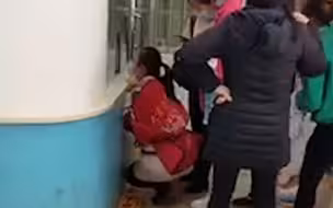 云南一公立医院现“丁义珍”式窗口 医院回应：已整改并配备板凳