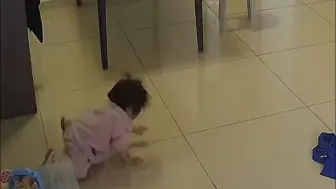 当90后夫妻看到孩子摔倒，直接扭头开启“憋笑模式”。网友:可以不扶，但也要安慰孩子