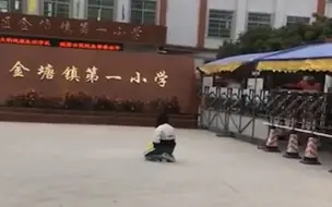 广东一小学生因迟到被罚跪校门外？学校辟谣：系学生与家长闹矛盾