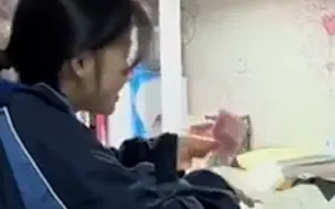 实力宠姐！弟弟给姐姐准备18岁生日礼物，掏空存钱罐： “姐姐18岁就送给姐姐1800元”