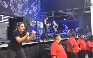 如何向有听力障碍的人传递音乐？来看看这位重金属音乐现场的手语翻译！