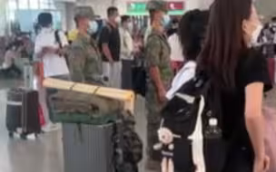 兵哥哥站军姿般车站候车，排在队尾未使用优先进站权力，乘客：敬佩！感动！