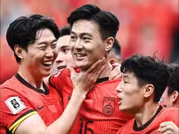国足1-0领先沙特！费南多角球造威胁，沙特球员自摆乌龙