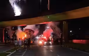 现场：巴西军警护送“球王”贝利灵柩至桑托斯俱乐部主场