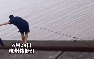 #一老人意外落水被路人们手拉手救起 ，感谢这些好心人们，因为有你们，世界更加美好！