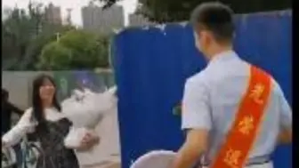 五年前，她承诺待他离队归家时，她一定会第一时间接他回家