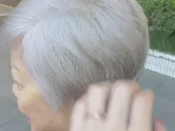 关于白头发我们常见的盖白发的方式不是染黑色就是染深色，这样会使我们需要频繁的补染头发，当我们用浅色来弱化白发是可以用规整的线条来模仿伪白发让新长的白发不明显！