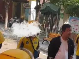 残疾外卖小哥入职第一天，站长早会上向骑手们喊话，“我们是一个集体，要多帮他，不要歧视！”