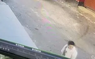 天津男子叫狗狗回家，被自家狗一个飞铲撞倒