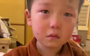 数字8引发的辅导作业矛盾！孩子写数字8不封口被妈妈纠正，跟老师电话确认后，孩子委屈大哭。