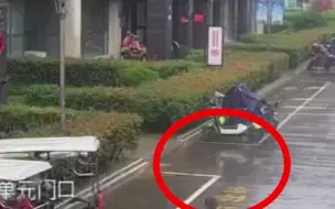 雨中焦急奔跑的身影诠释着爱与责任！小男孩光着脚丫到处找妈妈 她毫不犹豫抱起孩子！